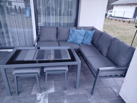 Metalowy narożnik na taras z pufami o stołem 120cm Sodor Corner - Dark Grey