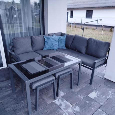 Metalowy narożnik na taras z pufami o stołem 120cm Sodor Corner - Dark Grey