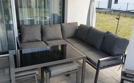 Metalowy narożnik na taras z pufami o stołem 120cm Sodor Corner - Dark Grey