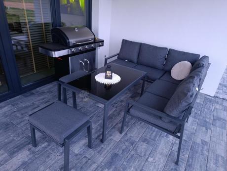 Metalowy narożnik na taras z pufami o stołem 120cm Sodor Corner - Dark Grey