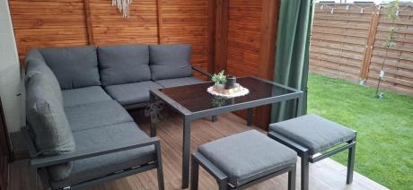 Metalowy narożnik na taras z pufami o stołem 120cm Sodor Corner - Dark Grey