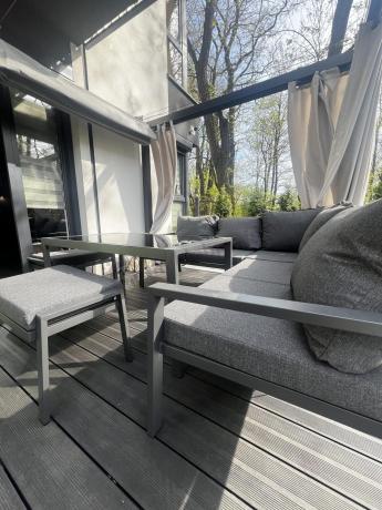 Metalowy narożnik na taras z pufami o stołem 120cm Sodor Corner - Dark Grey