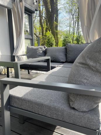 Metalowy narożnik na taras z pufami o stołem 120cm Sodor Corner - Dark Grey