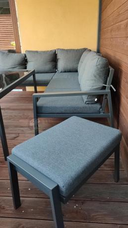 Metalowy narożnik na taras z pufami o stołem 120cm Sodor Corner - Dark Grey