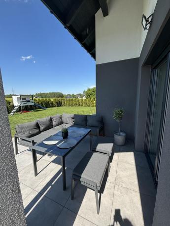 Metalowy narożnik na taras z pufami o stołem 120cm Sodor Corner - Dark Grey