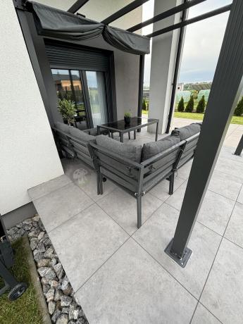 Metalowy narożnik na taras z pufami o stołem 120cm Sodor Corner - Dark Grey