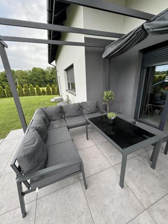 Metalowy narożnik na taras z pufami o stołem 120cm Sodor Corner - Dark Grey