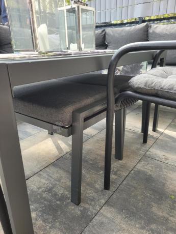 Metalowy narożnik na taras z pufami o stołem 120cm Sodor Corner - Dark Grey