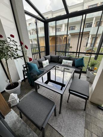 Metalowy narożnik na taras z pufami o stołem 120cm Sodor Corner - Dark Grey