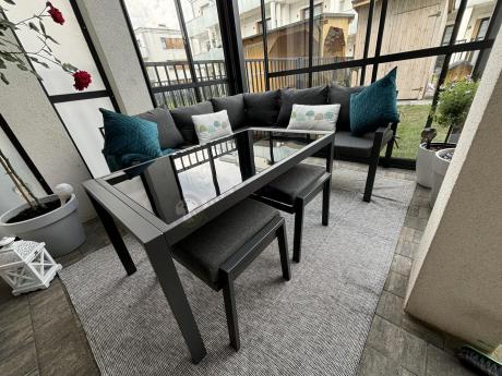 Metalowy narożnik na taras z pufami o stołem 120cm Sodor Corner - Dark Grey
