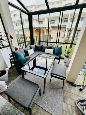 Metalowy narożnik na taras z pufami o stołem 120cm Sodor Corner - Dark Grey