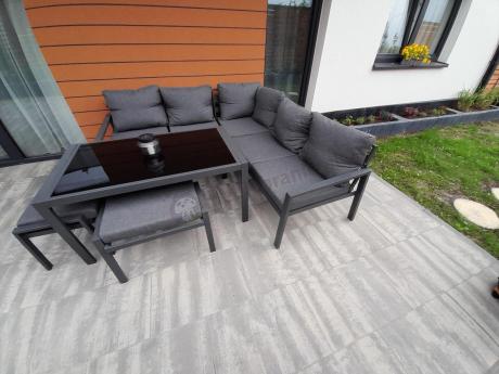 Metalowy narożnik na taras z pufami o stołem 120cm Sodor Corner - Dark Grey