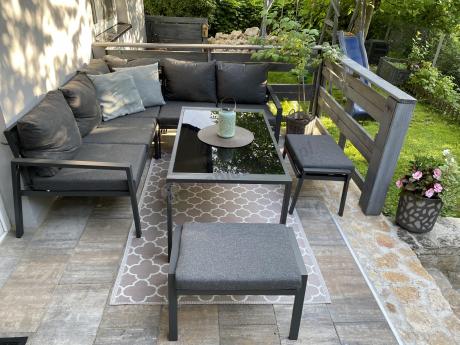 Metalowy narożnik na taras z pufami o stołem 120cm Sodor Corner - Dark Grey
