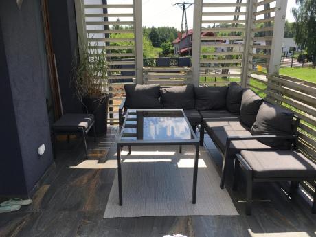 Metalowy narożnik na taras z pufami o stołem 120cm Sodor Corner - Dark Grey
