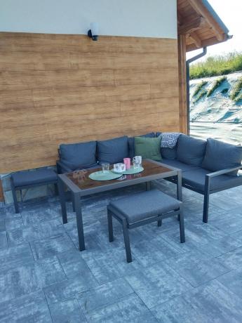 Metalowy narożnik na taras z pufami o stołem 120cm Sodor Corner - Dark Grey