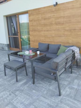 Metalowy narożnik na taras z pufami o stołem 120cm Sodor Corner - Dark Grey