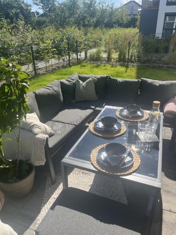 Metalowy narożnik na taras z pufami o stołem 120cm Sodor Corner - Dark Grey