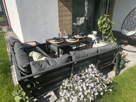 Metalowy narożnik na taras z pufami o stołem 120cm Sodor Corner - Dark Grey