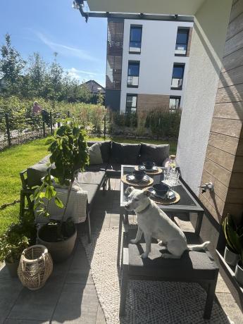 Metalowy narożnik na taras z pufami o stołem 120cm Sodor Corner - Dark Grey