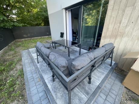 Metalowy narożnik na taras z pufami o stołem 120cm Sodor Corner - Dark Grey