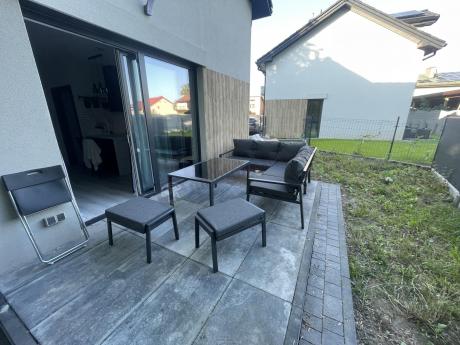 Metalowy narożnik na taras z pufami o stołem 120cm Sodor Corner - Dark Grey