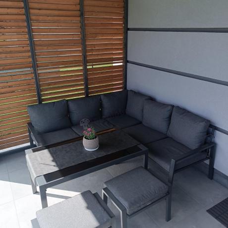 Metalowy narożnik na taras z pufami o stołem 120cm Sodor Corner - Dark Grey