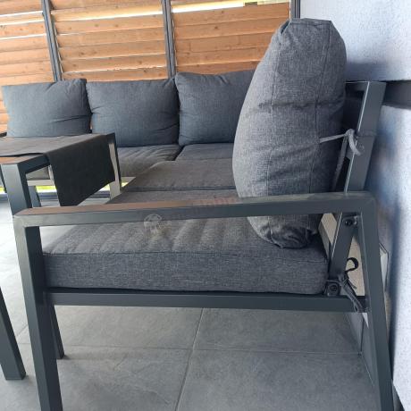 Metalowy narożnik na taras z pufami o stołem 120cm Sodor Corner - Dark Grey