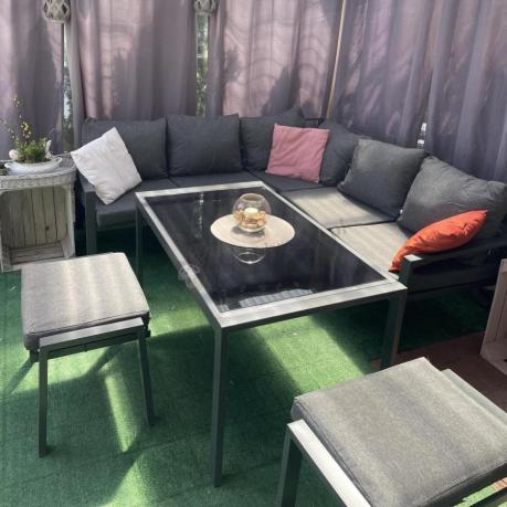 Metalowy narożnik na taras z pufami o stołem 120cm Sodor Corner - Dark Grey