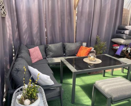 Metalowy narożnik na taras z pufami o stołem 120cm Sodor Corner - Dark Grey