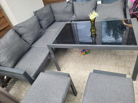 Metalowy narożnik na taras z pufami o stołem 120cm Sodor Corner - Dark Grey