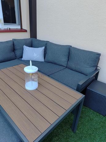 Metalowy narożnik na taras z pufami o stołem 120cm Sodor Corner - Dark Grey Polywood