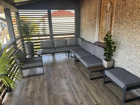 Metalowy narożnik ogrodowy 280x220cm ze stołem obiadowym i fotelem Panaon Grey Teak