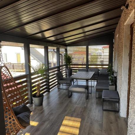 Metalowy narożnik ogrodowy 280x220cm ze stołem obiadowym i fotelem Panaon Grey Teak