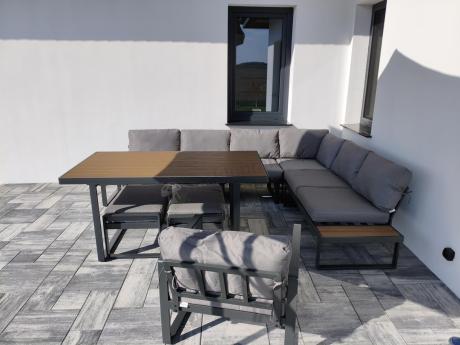 Metalowy narożnik ogrodowy 280x220cm ze stołem obiadowym i fotelem Panaon Grey Teak