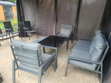 Metalowy zestaw mebli ogrodowych z wysokim oparciem dla 7 osób Doros Dining + pufy - Dark Grey