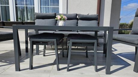 Metalowy zestaw mebli ogrodowych z wysokim oparciem na taras Doros Dining + pufy - Dark Grey