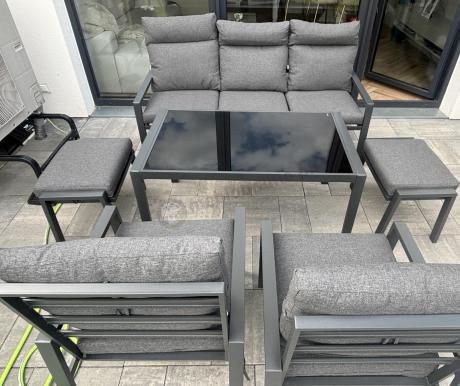 Metalowy zestaw mebli ogrodowych z wysokim oparciem na taras Doros Dining + pufy - Dark Grey