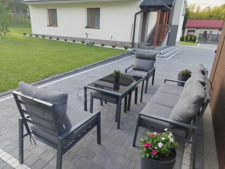 Metalowy zestaw mebli ogrodowych z wysokim oparciem na taras Doros Dining + pufy - Dark Grey