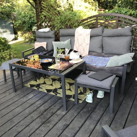 Metalowy zestaw mebli ogrodowych z wysokim oparciem na taras Doros Dining + pufy - Dark Grey