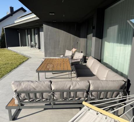 Modułowe meble obiadowe z narożnikiem z ławą i dwoma fotelami Panaon Grey Teak