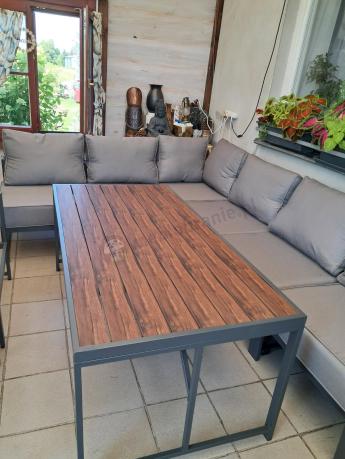 Modułowe meble ogrodowe narożne ze stołem 160 cm imitacja drewna i dwoma fotelami Trapeno 6 modułów
