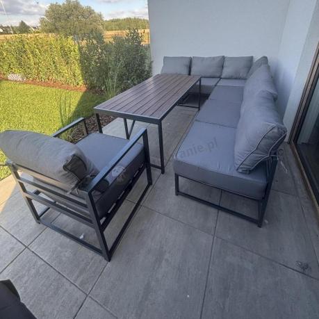 Modułowe meble ogrodowe narożne ze stołem 160 cm imitacja drewna i dwoma fotelami Trapeno 6 modułów