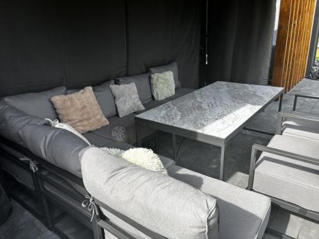 Modułowe narożne meble ogrodowe ze stołem 160 cm i dwoma fotelami Trapeno 6 modułów