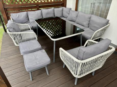 Modułowy narożnik na taras 240x240cm z fotelami, pufami i stołem Postigo Corner XXL Light Grey