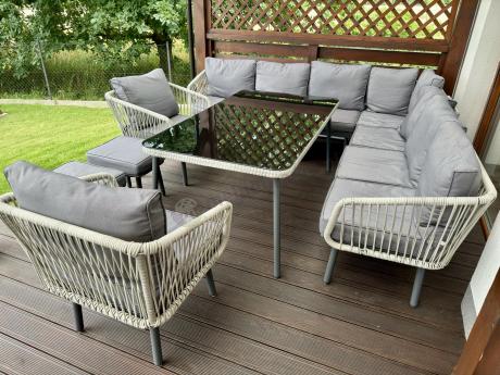 Modułowy narożnik na taras 240x240cm z fotelami, pufami i stołem Postigo Corner XXL Light Grey