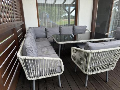 Modułowy narożnik na taras 240x240cm z fotelami, pufami i stołem Postigo Corner XXL Light Grey