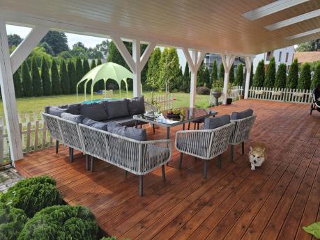 Modułowy narożnik na taras 240x240cm z fotelami, pufami i stołem Postigo Corner XXL Light Grey