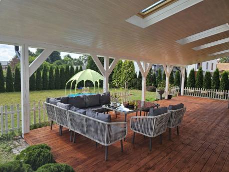 Modułowy narożnik na taras 240x240cm z fotelami, pufami i stołem Postigo Corner XXL Light Grey