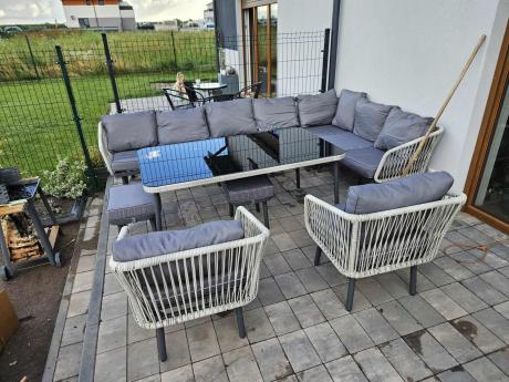 Modułowy narożnik na taras 240x240cm z fotelami, pufami i stołem Postigo Corner XXL Light Grey
