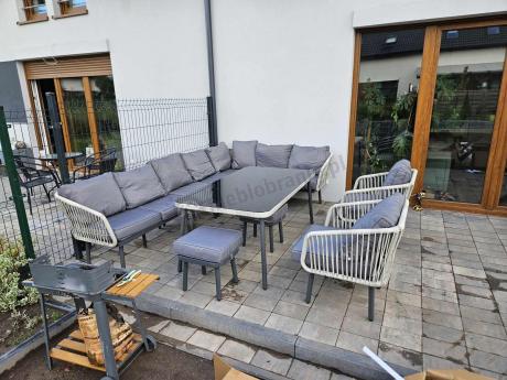 Modułowy narożnik na taras 240x240cm z fotelami, pufami i stołem Postigo Corner XXL Light Grey